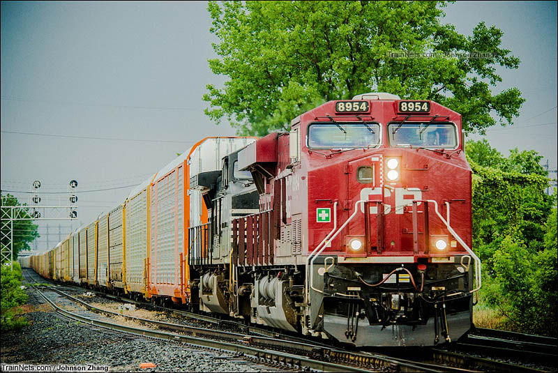 2016年6月6日。2015年12月24日。CP-8924 （GE ES44AC型）内燃机车牵引CP-147次汽车货列通过Galt段向西前往美国。（图/Johnson Zhang） 