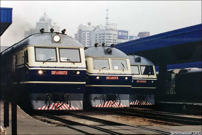 2001年。上海火车站。上海机务段的DF11整装待发。（图/编外运转）