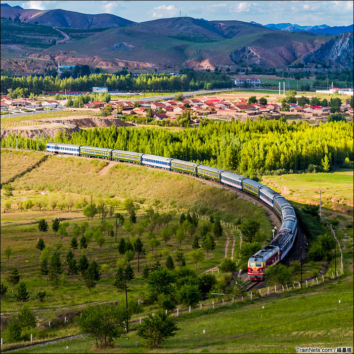 2016年7月1日。内蒙古克什克腾旗热水塘镇，集通铁路。K898次列车行驶在热水展线上。（图/磁暴塔）