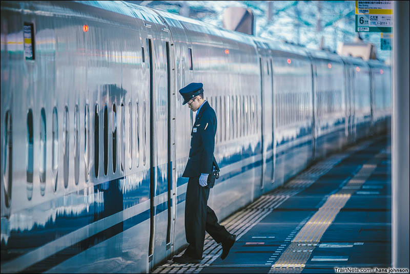 2016年2月。日本兵库县。山阳新干线N700系2000番台X62编成停靠西明石站。（图/Hans johnson）