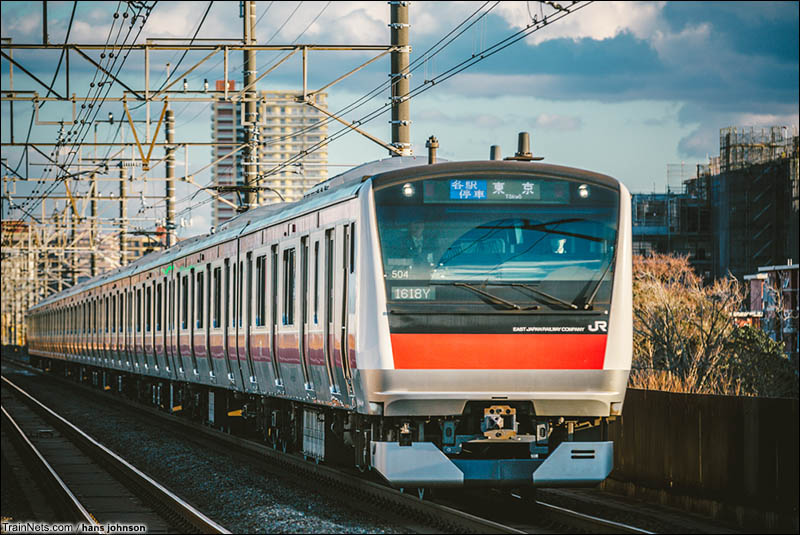 2016年2月。日本千叶县，京叶线E233系5000番台驶入検見川浜站。（图/Hans johnson）