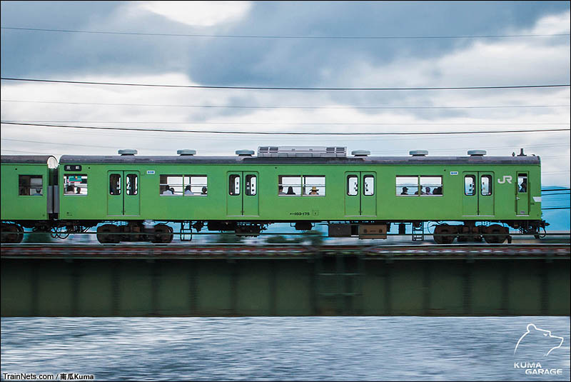 2016年7月15日。日本。国铁103系通过JR奈良线宇治川铁路桥。（图/南瓜Kuma）