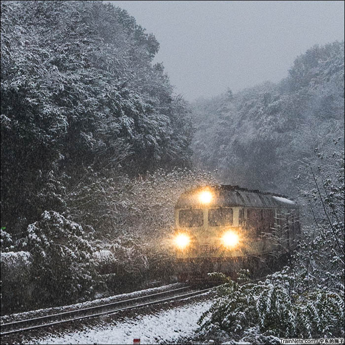 2016年10月23日。南京初雪。雪中宁芜线，紫金山站，客车K155次（南京-昆明）接近。（图/宁东的狮子）