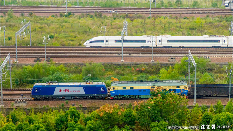 2016年11月10日。HXD3C-0480牵引、DF4D-4191附挂保驾的电力55001次4500吨试验列车的南下。这意味着内燃时代即将远去，和谐电时代即将到来。随着最近增配上局杭州机务段望江门车间的HXD1D的逐步到位，原有担任客车任务的HXD3C也将逐步发配乔司准备担当货运交路。（图/沈文强）