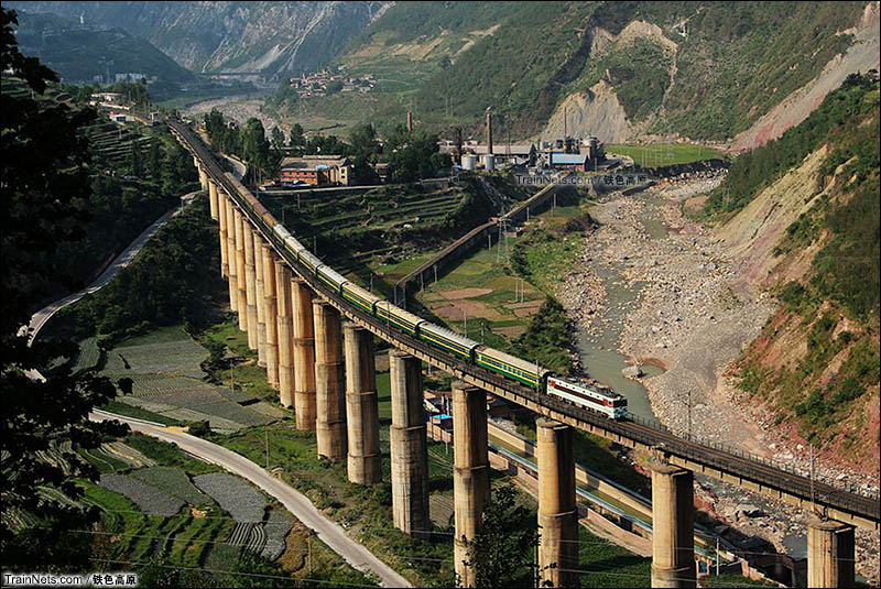 2014年5月。大凉山越西县。客车5619次（成都-普雄）通过成昆铁路铁马大桥。（图/铁色高原）