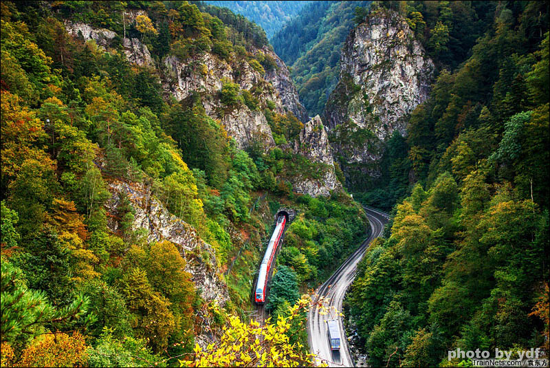 2016年9月30日。德铁H?llentalbahn线。列车行驶在Himmelreich-Hirschsprung区间，此区间的最大坡度达到57.14‰，为全德国最陡的铁路。（图/袁东方）