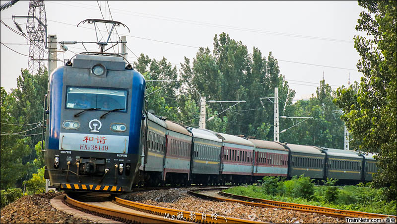 2015年仲夏的傍晚。猴子牵引5027次（青岛-曹县）驶过新兖线下行大弯道，接近菏泽站。（图/益虫）