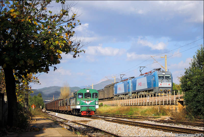2016年11月7日。废弃的滇越铁路三家村站，小火车和大火车相遇。（图/仲广智）