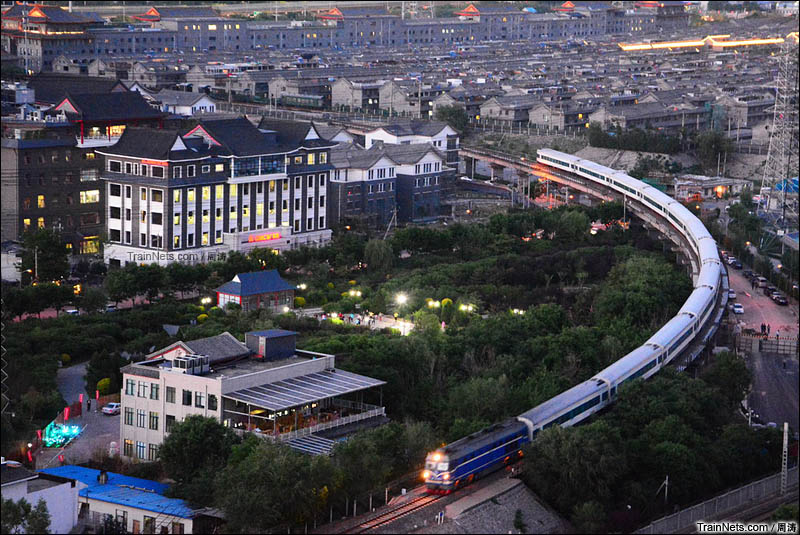 2016年5月12日。北京北环线。傍晚时分0Z79次（北京-大连车底）驶向北京东站。（图/周涛）