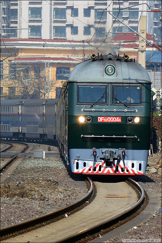 2016年11月5日。北京。DF11Z-0004牵引T55次（天津-宝鸡）通过手帕口，即将进入广安门站。（图/DF4B1637）
