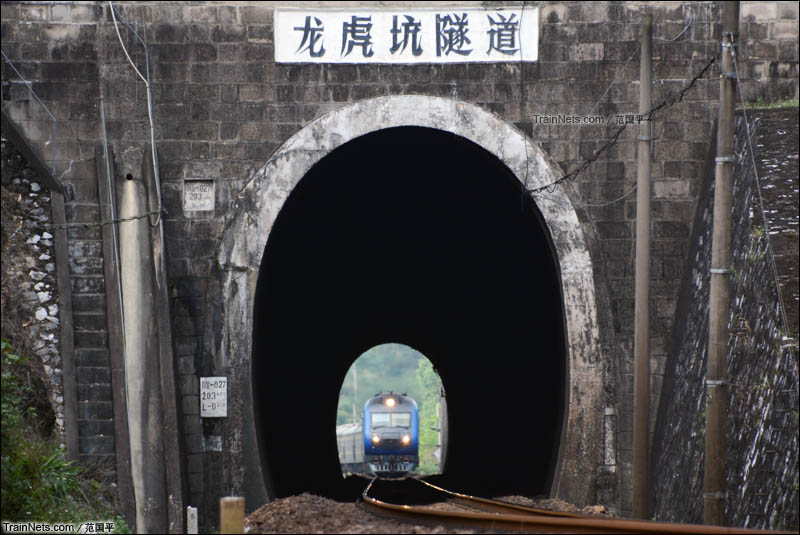 2016年11月1如。广东阳春市春湾镇。三茂铁路。DF11G牵引K512次（海口-上海南）即将进入龙虎坑隧道。（图/范国平）