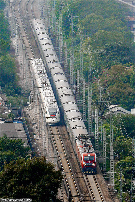 2016年12月10日。广茂铁路。昆广直特Z212次（昆明-广州）与广佛肇城轨C6855次（广州-肇庆）在广州西站下行交会。（图/0奥斑马0）