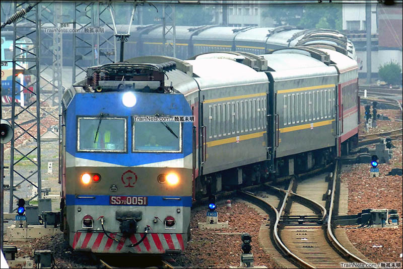 2016年9月26日。郑州站，SS7D牵引K869次（郑州-成都）刚驶出站。（图/独孤未明）