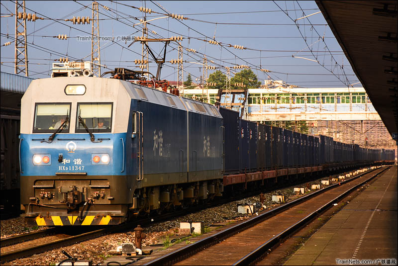 2016年8月11日。怀化火车站，HXD1-1000型机车牵引集装箱货列通过。（图/广铁德段）