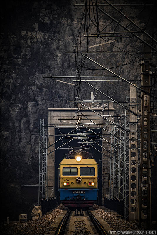 2016年10月。老石太线，SS4G牵引货列通过下行隧道向岩会站方向驶去。（图/还是大地铁最可爱）