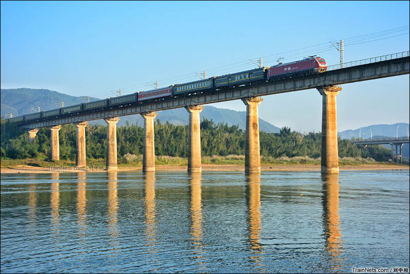 2016年11月5日。峰福线建瓯建溪铁路大桥，K526次（福州-南京）即将进建瓯站。（图/刘中桓）