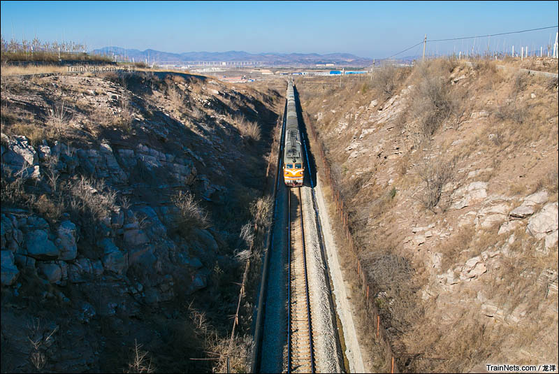 2016年12月2日。山东栖霞桃村东站附近，东风4“橘子”-2685牵引K411次（北京-威海），这是山东境内仅存的两辆服役的“橘子”中其中的一辆，生产于2006年。（图/龙洋）