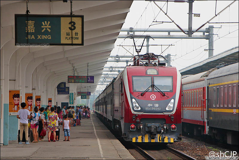 2016年8月。列车驶入嘉兴火车站。（图/shCJP）