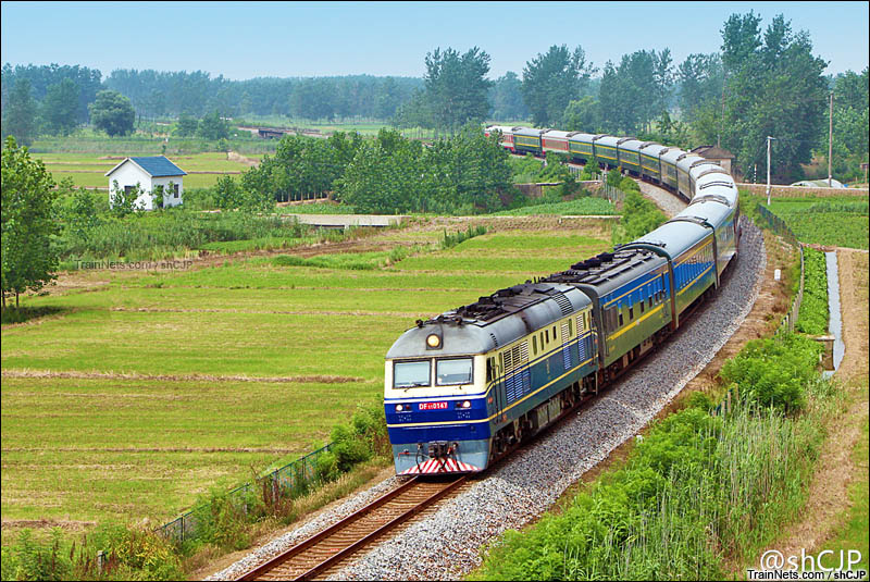 2016年7月。新长线阜宁站西侧。DF11牵引客车通过。（图/shCJP）