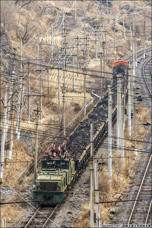 2016年11月20日。抚顺电铁，斯柯达机车行驶在西露天矿矿坑铁路中。（图/四路子追火车的枯木君） 