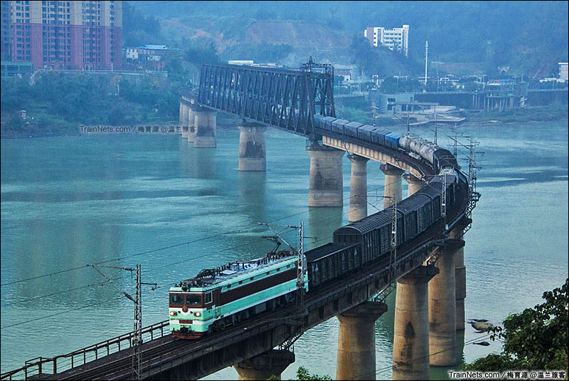 2016年12月17日清晨。南局福段SS3牵引货列通过外南线双塔闽江铁路大桥。（图/梅育源） 