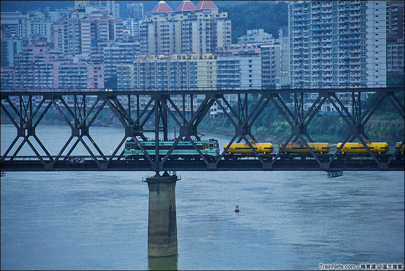 2016年10月29日。外南线南局福段SS3牵引货列通过南平双塔铁路桥桁架部分，宛如背后南平市区的窗口。（图/梅育源）