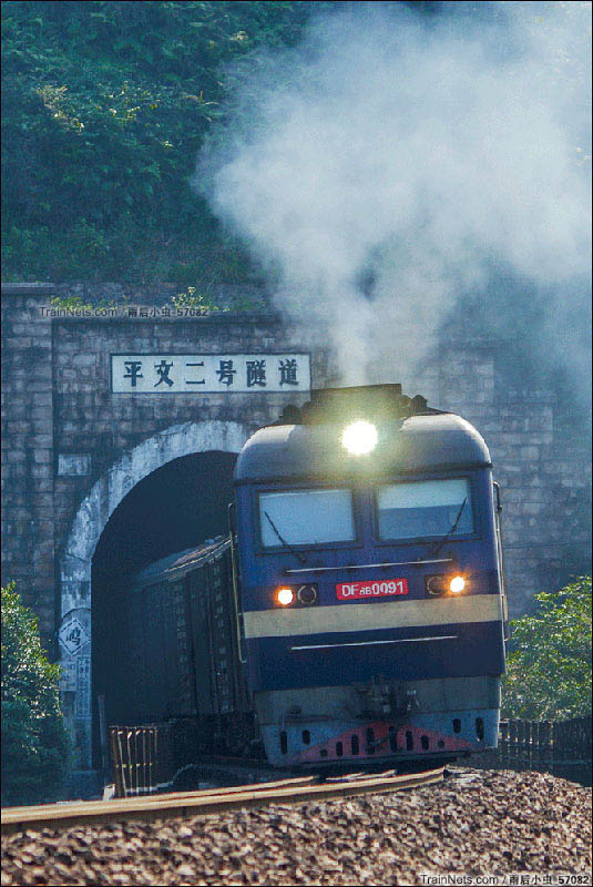 2016年10月5日。柳州三江县。南焦柳DF8B牵引货列呼啸驶出隧道,吞云吐雾。(图/雨后小虫_57082)