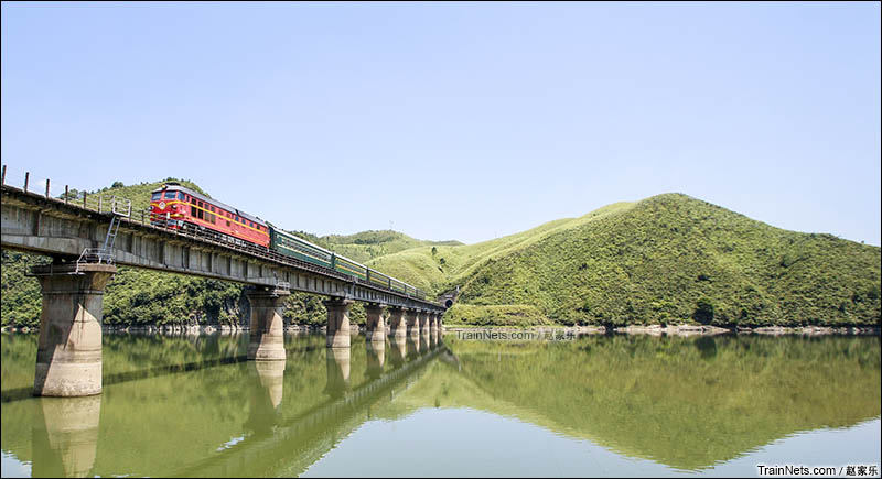 2016年7月。怀化机务段东风4型客运机车牵引7269次（怀化-塘豹）行驶在焦柳铁路。（图/赵家乐）