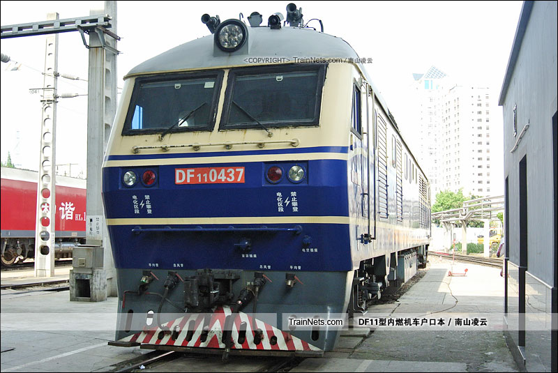 2016年5月1日。南京东机务段南京车间。DF11-0437。(图/南山凌云)