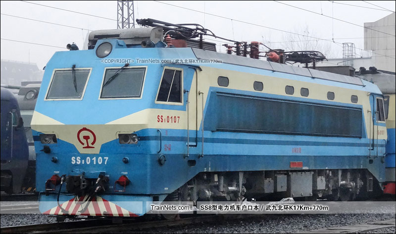 2012年12月16日。北京西站。SS8-0107。(图/武九北环K17Km+770m)