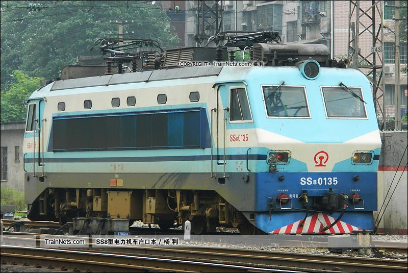 2012年5月28日。衡阳站机待线。SS8-0135。(图/杨利)
