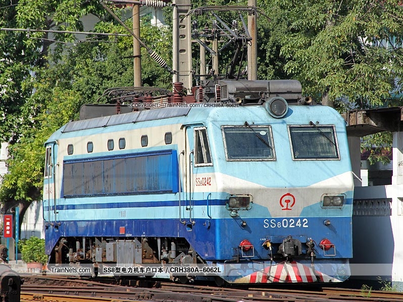 2015年11月27日。长沙机务段。SS8-0242。(图/CRH380A-6062L)