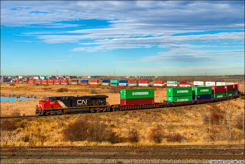 2016年11月8日。加拿大埃德蒙顿，CN集装箱列车通过弯道西行。（图/8K-135）