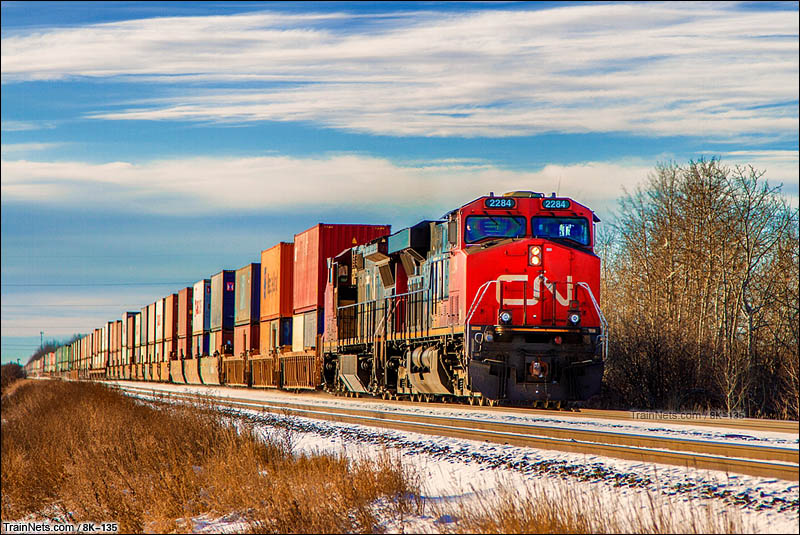 2016年12月27日。加拿大埃德蒙顿，ES44DC型机车牵引集装箱东行。（图/8K-135）