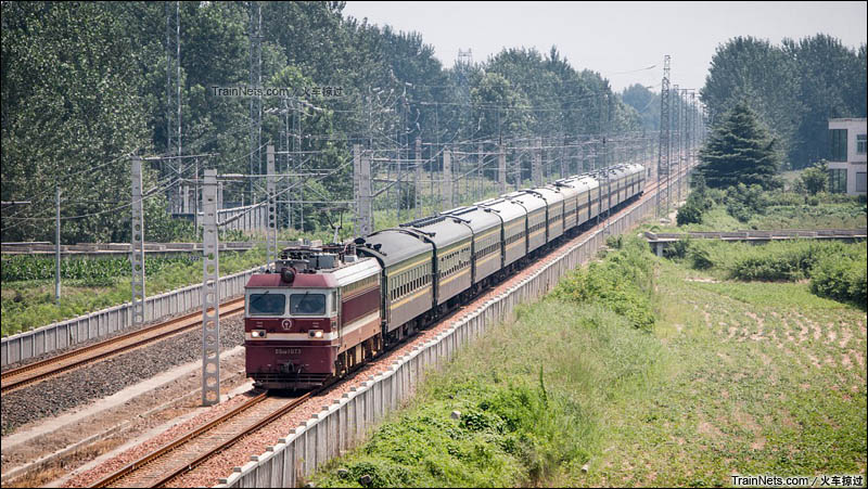 2016年7月。漯阜铁路SS6B牵引客车接近周口站。（图/火车掠过）