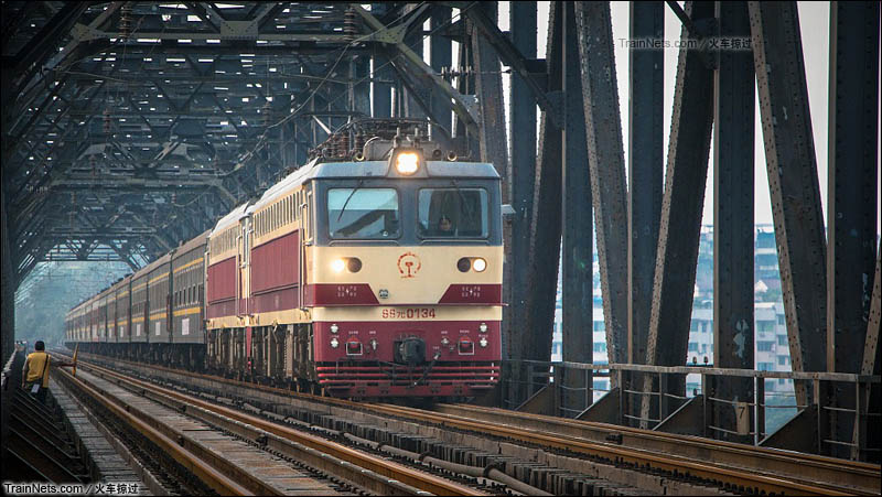 2016年10月。双机7C通过牵引K505通过重庆白沙沱大桥，该桥为万里长江第二桥。（图/火车掠过）