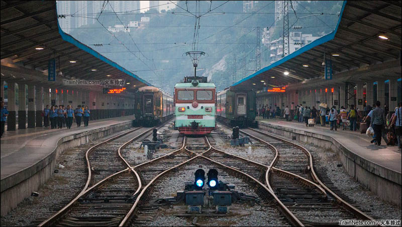 2016年10月。重庆站，5630本务准备回库，重庆站为国内不多见的尽头式车站。（图/火车掠过）