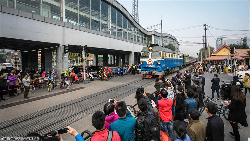 2016年10月。老京张铁路停运前夕，列车通过北京“宇宙中心”五道口，此时的列车仿佛明星一般。（图/火车掠过）