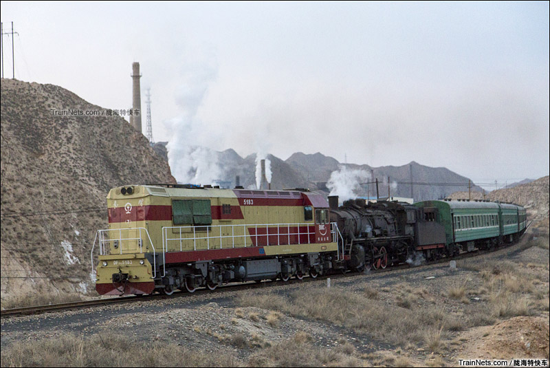 2017年1月1日。甘肃白银深部铜矿专用线。在2017年第一缕阳光下，由DF7G牵引，上游蒸汽机车附挂供暖的白银深部铜矿通勤车驶入大山深处。（图/陇海特快车）