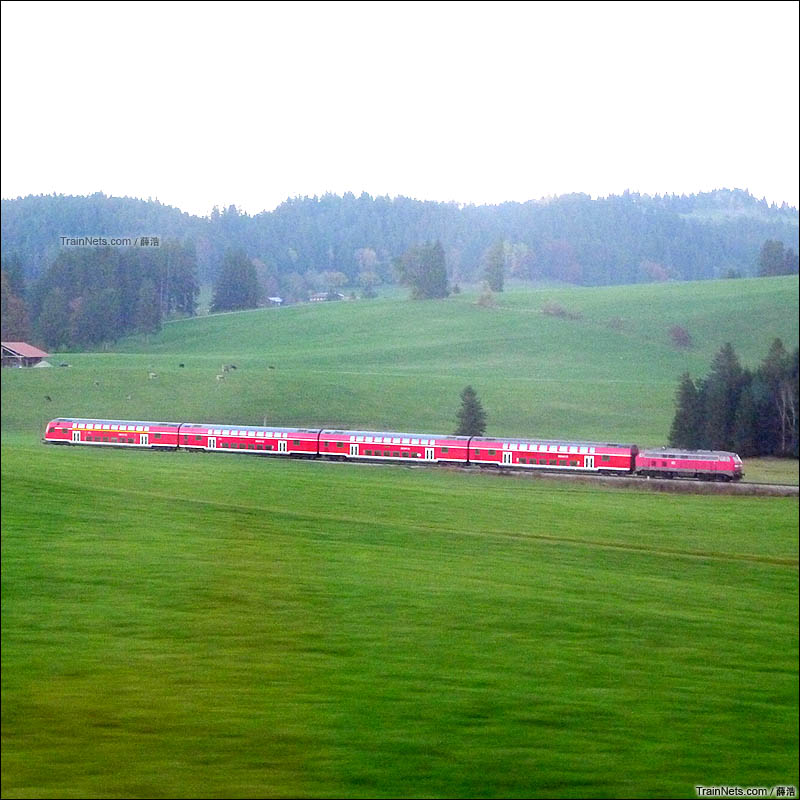 2016年10月31日。德国慕尼黑。德铁城际列车在草原上飞驰。（图/薛浩）