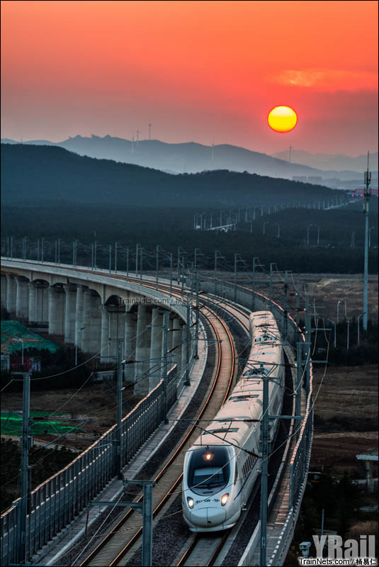 2016年12月10日。夕阳下的青荣城际铁路。（图/杨易仁）